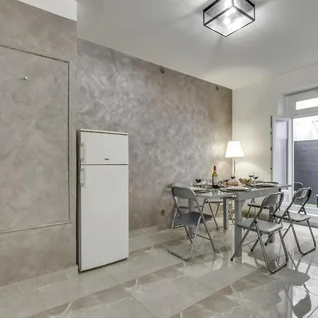 241 Leon - Superb In * Paris
