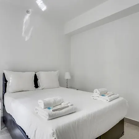 241 Leon - Superb In * Paris
